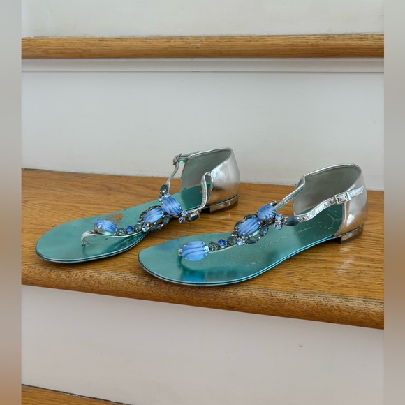 Giuseppe Zanotti Silver Leather T-Strap Sandals with Jewels. Euro size 39.5. - Picture 3 of 5